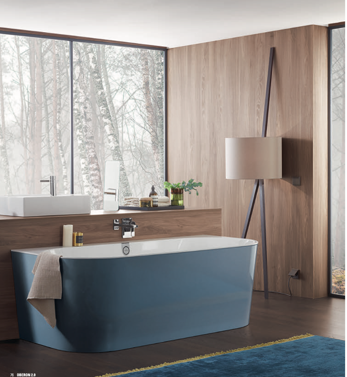 Villeroy & Boch, back to wall ligbad met lichtblauwe mantel, quaryl, moderne badkamer